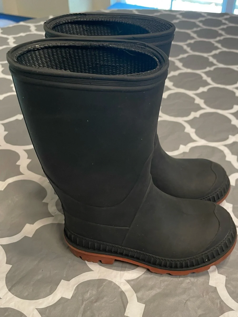 Toddler 7-8 waterproof Black Rain & Snow Boots with Brown Outsole